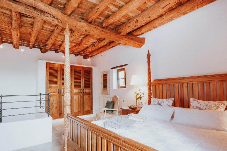 Suite dúplex espaciosa con sala de estar y vistas panorámicas en boutique hotel de lujo en Ibiza. / Spacious duplex suite with living area and panoramic views in luxury boutique hotel in Ibiza.